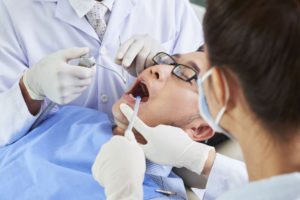 牙周病 3 asian man having dental surgery B578XAC