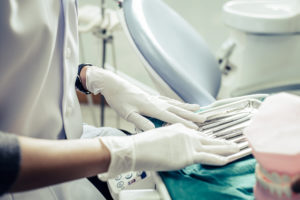 牙周病 3 dentists choose equipment on the table 2022 02 05 11 14 50 utc 1