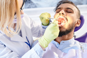 牙周病 3 female dentist examining patient 2021 09 24 03 56 57 utc 1