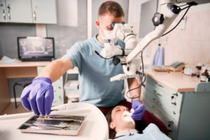 牙周病 5 male dentist grabbing dental explorer during denta 2022 05 30 22 41 14 utc 1