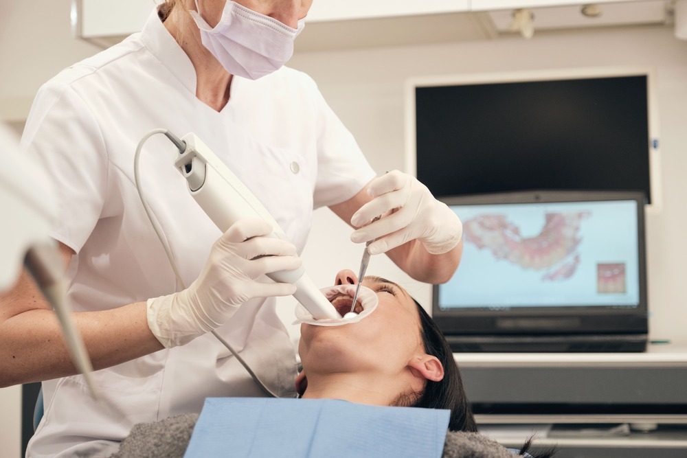 female dentist scanning teeth of woman 2022 03 04 05 56 00 utc 3 1